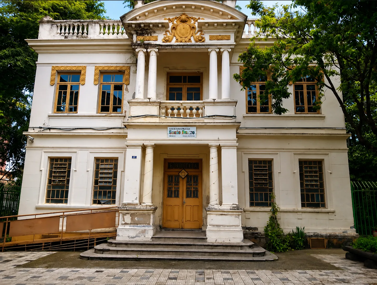Fachada neoclássica da Casa de Cultura Municipal de Santo Amaro, São Paulo